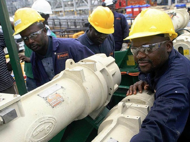 Die Wirtschaft nimmt an Schwung auf: A...ohre auf einer Raffinerie in Afrika.    | Foto: dpa