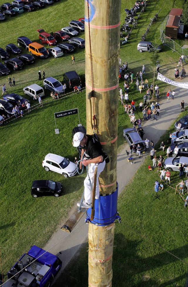 In schwindelnder Hhe kurz das Sicherh...Zuschauer Gilles Giguet von unten zu.   | Foto: (2) heidi fssel