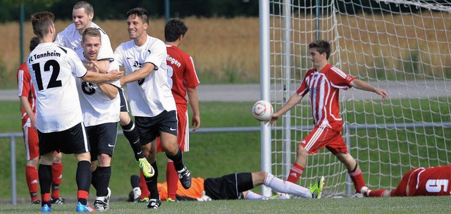 Die Tannheimer bejubeln das 1:0, Lffi...Florian Hofmann ist am Boden zerstrt.  | Foto: patrick seeger