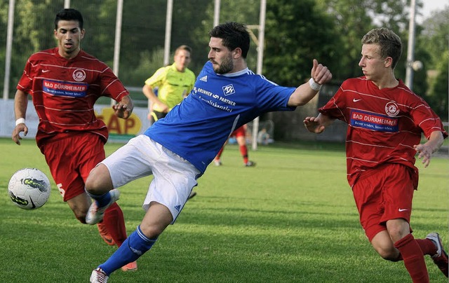 Josip Katava (Mitte) traf fr den FC N...ilipp Simons Treffsicherheit mit 5:3.   | Foto: reinhardt
