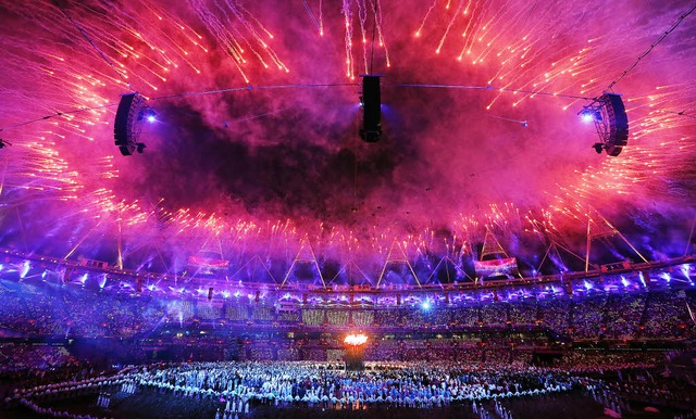 Pyrotechnische Meisterleistung:  Kurz ... olympische Feuer in London entzndet.  | Foto: dpa/AFP