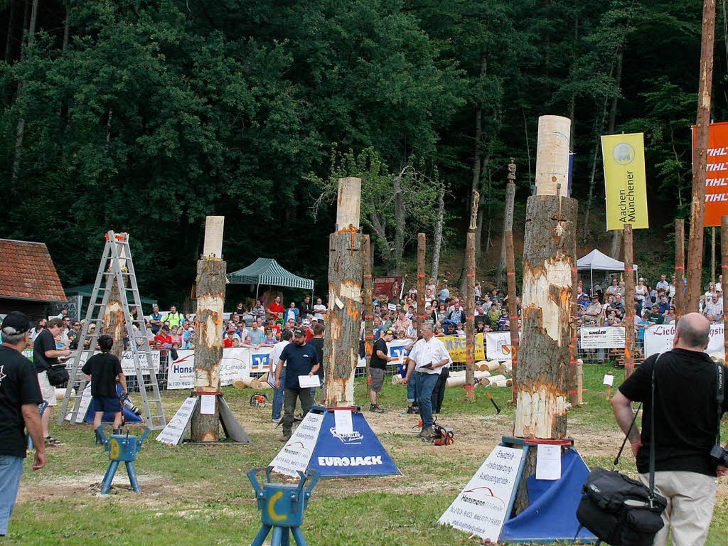 Krftzehrendes Handwerk und faszinierte Zuschauer bei Holzfllermeisterschaften und Eurojack