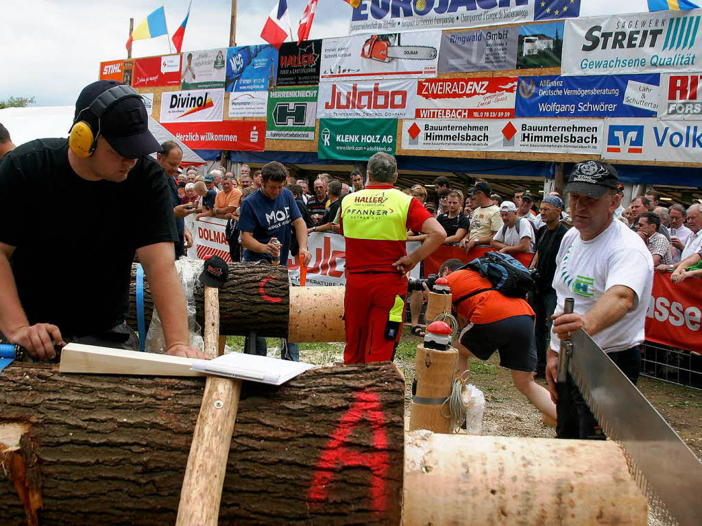 Krftzehrendes Handwerk und faszinierte Zuschauer bei Holzfllermeisterschaften und Eurojack