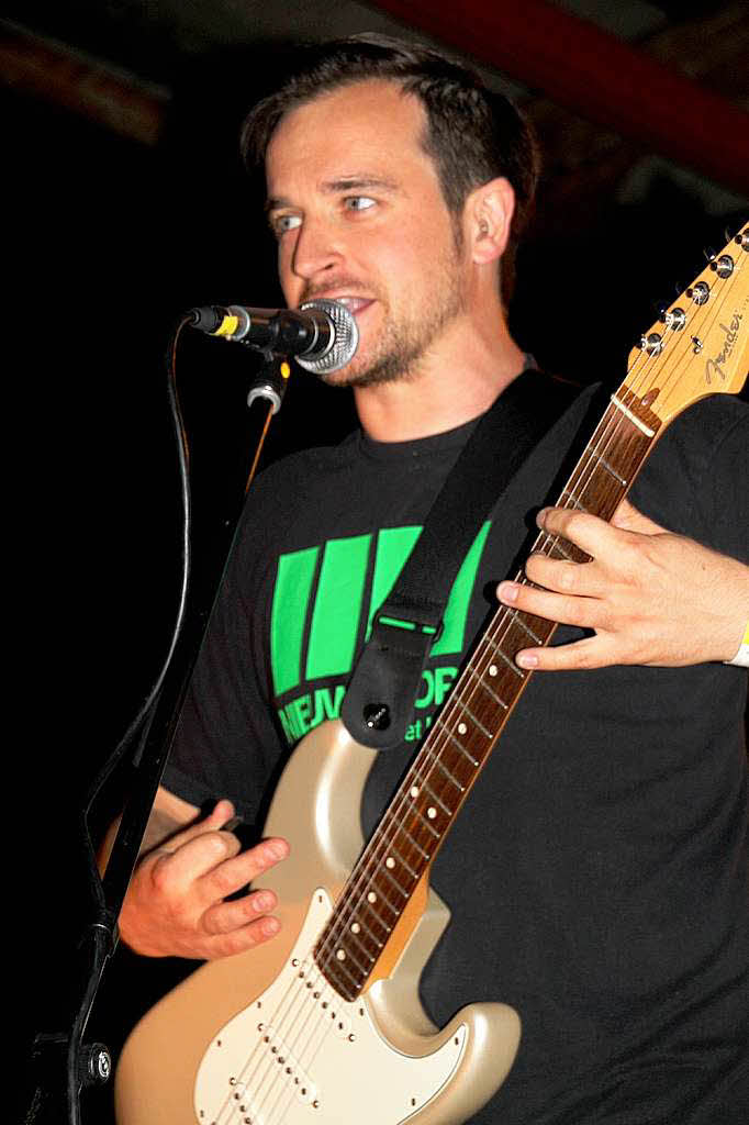 Mitsch Oko, Gitarrist der Band Rainer von Vielen.