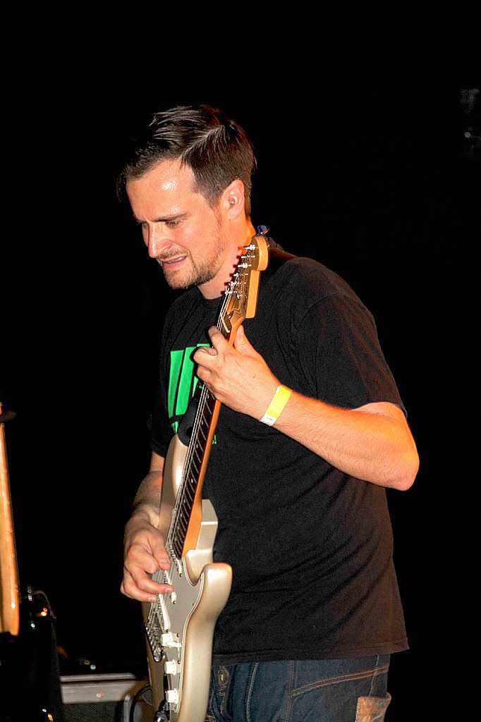 Mitsch Oko, Gitarrist der Band Rainer von Vielen.