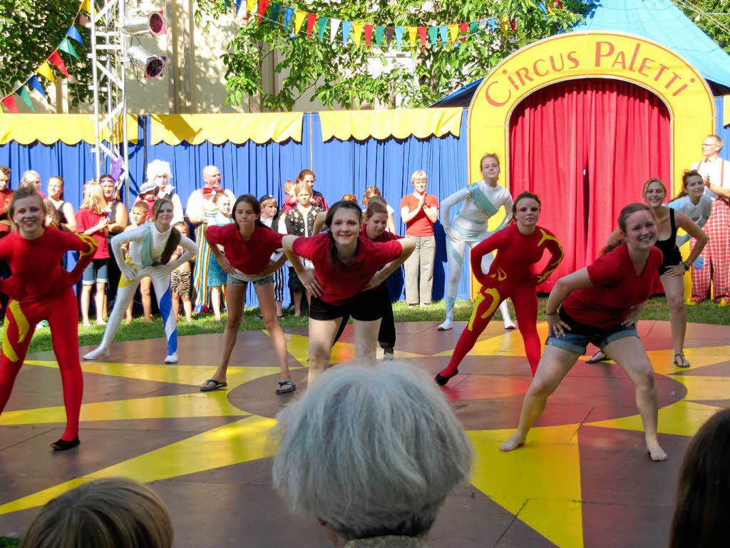 Gastspiel 2012 des Ettenheimer Amateur-Circus Paletti in Endingen: Tanzeinlage beim groen Finale.