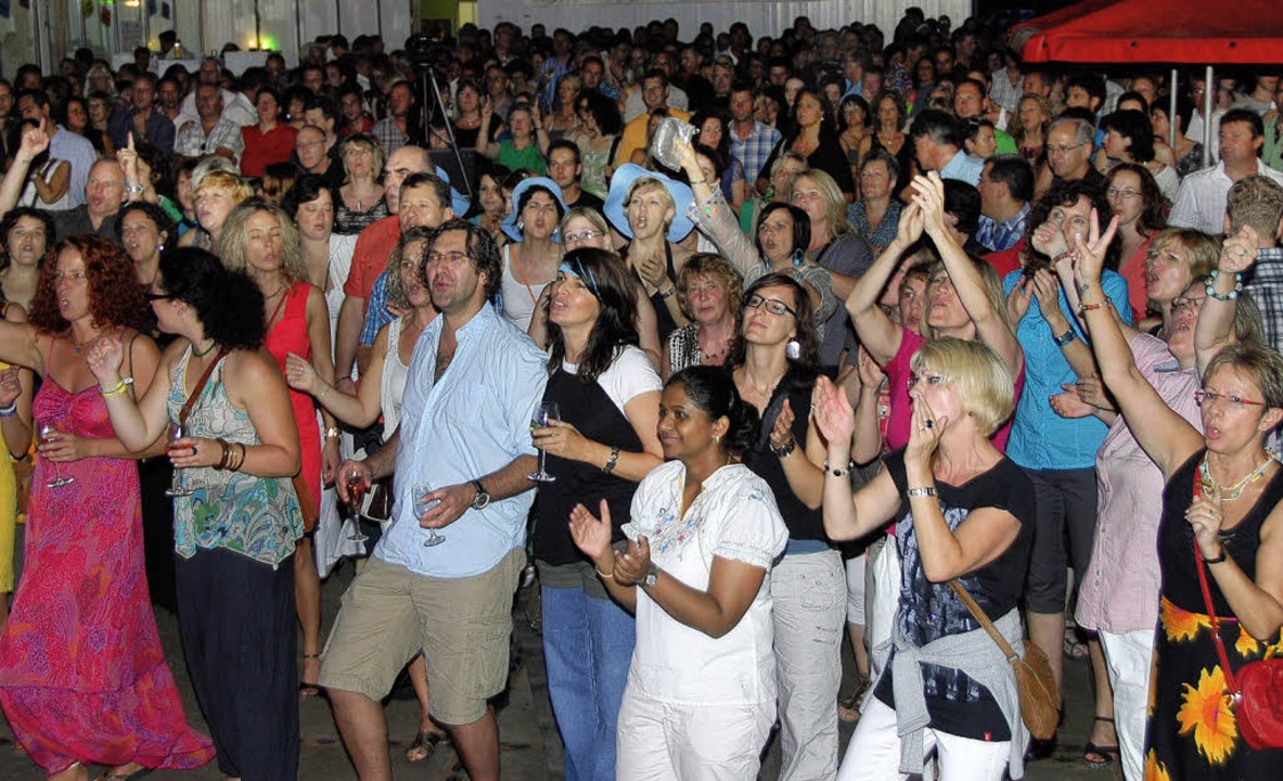 Mehr als 600 Zuhörer feierten begeiste... &#8222;Abba Night&#8220; in Sasbach.   | Foto: Roland Vitt
