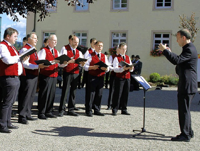 Der Mnnergesangverein St. Mrgen mit ...gel (rechts) auf dem Augustinerplatz.   | Foto: Heinrich Fehrenbach