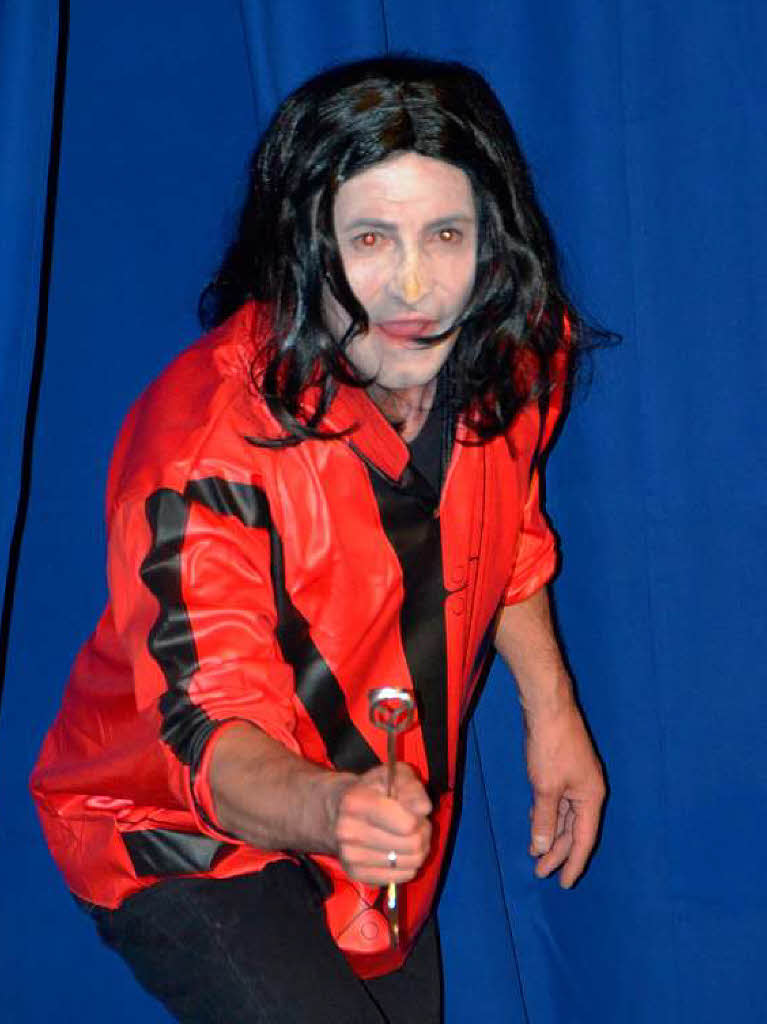 Schloss-Cabaret der Pflumeschlucker: Wolfgang Knaak als Michael Jackson.