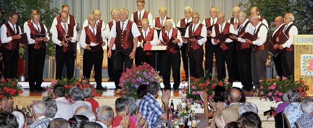 Der Mnnergesangverein Harmonie Scholl...Stimmung kennzeichneten diesen Abend.   | Foto: GERT BRICHTA