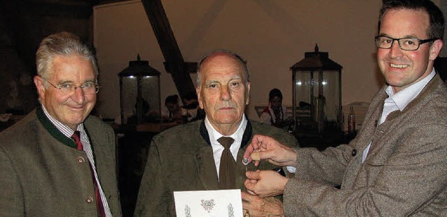 Heinz Baum (Mitte) wurde von Landesjg...ters Joachim Neymeyer  ausgezeichnet.   | Foto: Manfred Lange