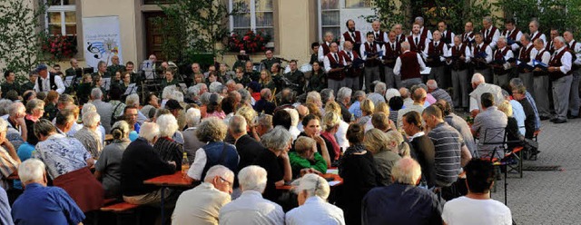 Der Mnnergesangverein St. Peter unter... beim Konzert auf im  Klosterhof bei.   | Foto: Franziska Lffler