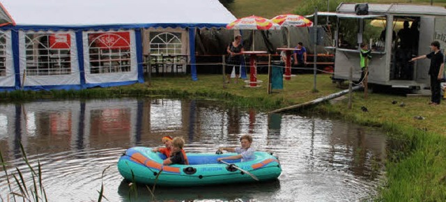 Am Kaltenbacher Lschteich wurde gefei...auch ein Boot ging wieder ins Wasser.   | Foto: Rolf Kanmacher