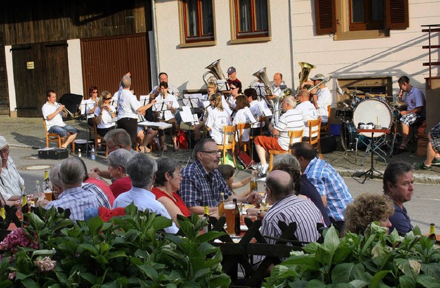 Vom Musikverein Schlchtenhaus-Hofen b...urden die Besucher des Brunnenfestes.   | Foto: Heiner Fabry