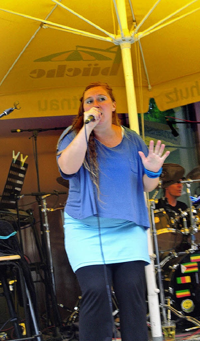 Katrin Braun, Sngerin der Band &#8222...ornfreunde beim Todtnauer Sommerfest.   | Foto: Karin Maier