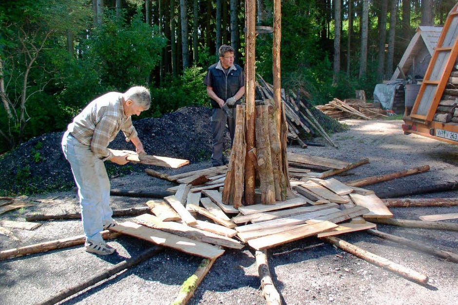 Am ersten Tag des Kohlenmeileraufbaus wird das Grundgerüst ausgelegt. (Foto: Karin Steinebrunner) Am ersten Tag des Kohlenmeileraufbaus wird das Grundgerüst ausgelegt. (Foto: Karin Steinebrunner)