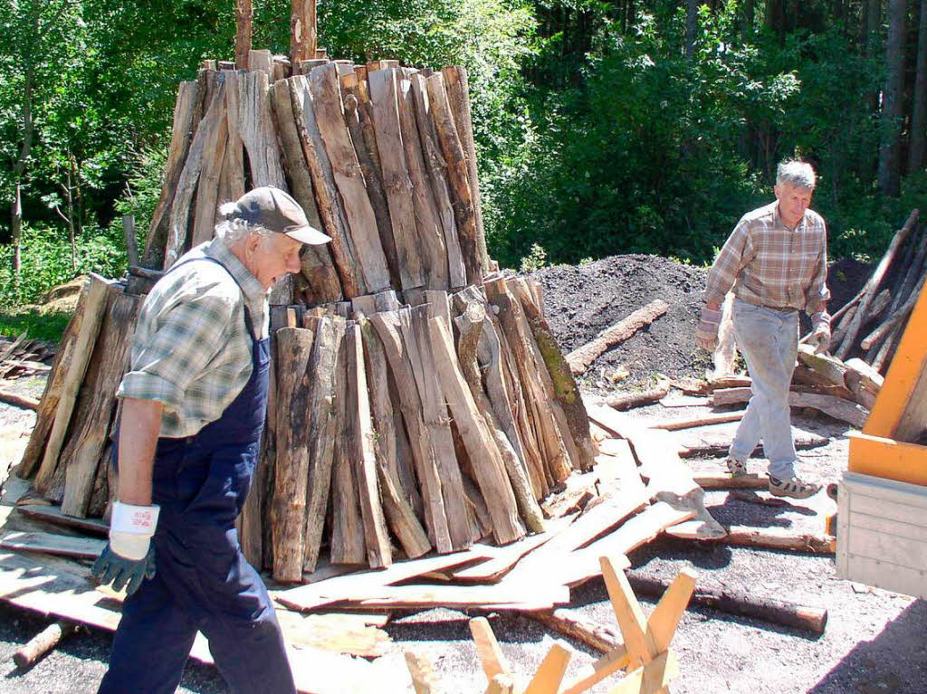Nach der Ausbringung des Grundgerstes folgt das Stapeln des Holzes. 