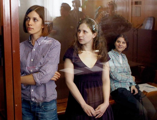 Die Musikerinnen von Pussy Riot am Montag in Moskau im Gerichtssaal.  | Foto: dpa