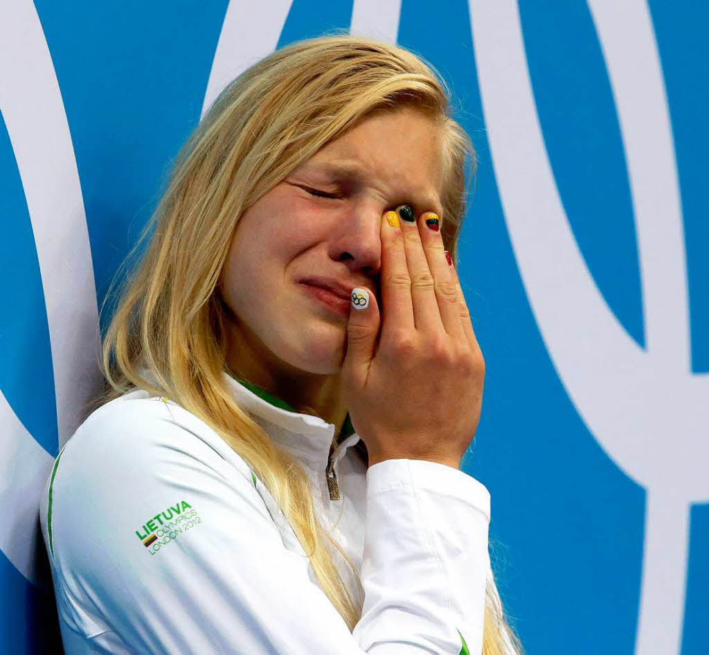 Freudentrnen: Die Schwimmerin Ruta Meilutyte aus Litauen, nachdem sie Gold ber 100 Meter Brust gewonnen hat