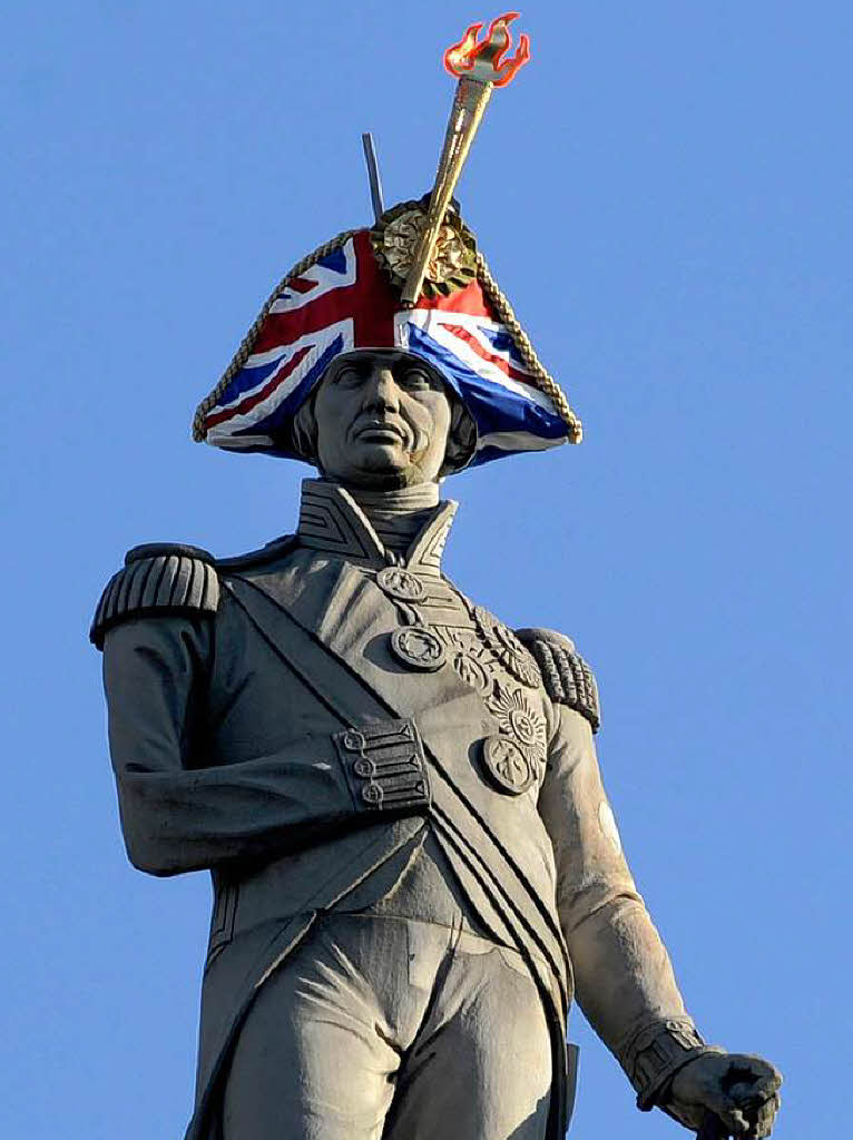 Steht er mir? Admiral Lord Nelson am Trafalgar Square hat fr Olympia einen neuen Hut bekommen.