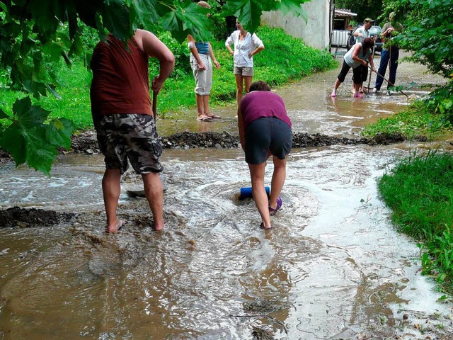 Aufrumarbeiten in Niederdossenbach, w...h das Wasser seinen eigenen Weg sucht.  | Foto: privat