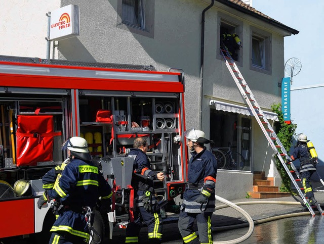 Die Feuerwehr beim Einsatz in der Teichstrae   | Foto: Willi Adam