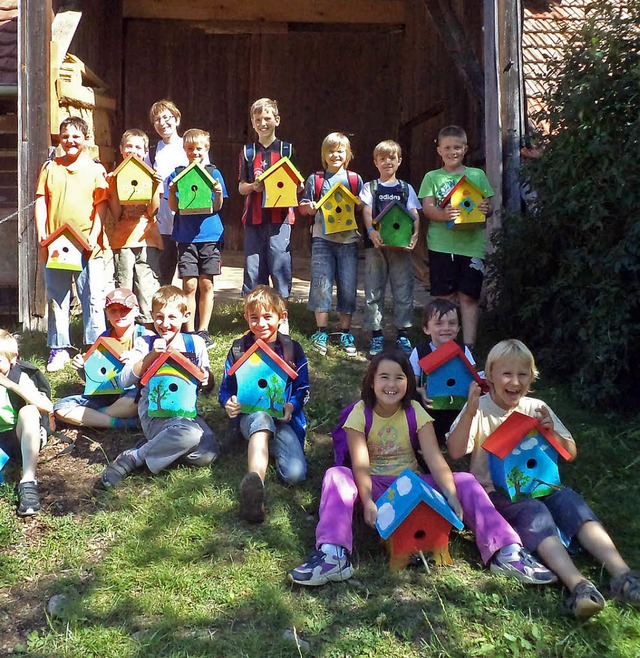 Stolz sind die Kinder auf ihre Vogelh...der Hrnlebergschule gefertigt haben.   | Foto: Markus Hringer