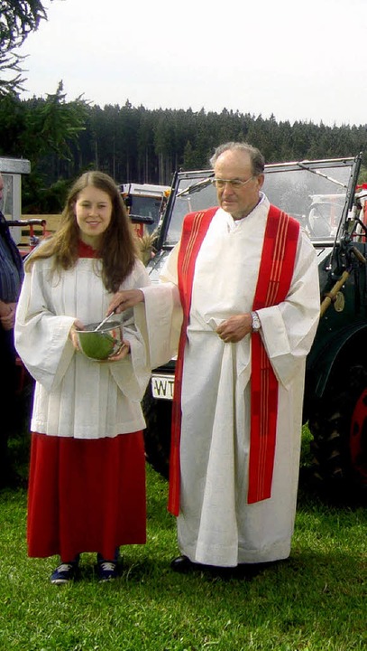 Bei der Segnung der Traktoren war auch... ehemaliger Pfarrer Josef Haag dabei.   | Foto: albi