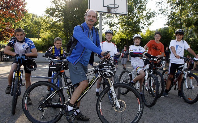 Mit seinen Schlern startete Gerd Hilb...am Ausdauersporttag zu einer Radtour.   | Foto: heidi fssel