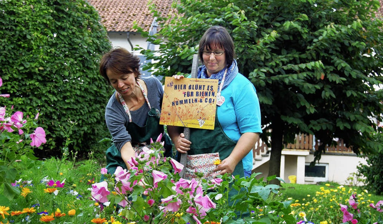 Im blühenden Garten von der Niederscho...imone Bühler (links) und Monika Fink.   | Foto: renate tebbel