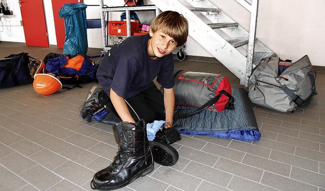 Erstmal die Stiefel putzen: Die Jugend... zu ihrem ersten 24-Stunden-Dienst an.  | Foto: rudi rest