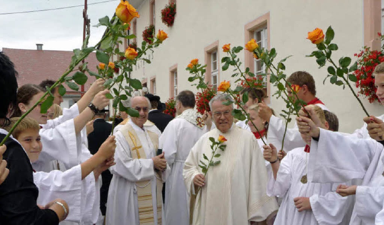 Zu Ehren von Priesterjubilar José Cabr...en die Ministranten ein Rosenspalier.   | Foto: Odrich-Rees