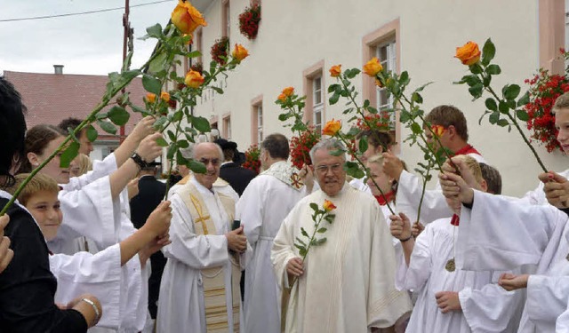 Zu Ehren von Priesterjubilar Jos Cabr...en die Ministranten ein Rosenspalier.   | Foto: Odrich-Rees