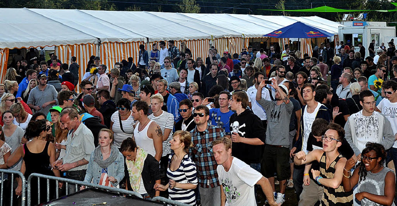 Rund 1200 Techno-Fans feierten das Sun...am Sonntag gemeinsam vor zwei  Bühnen.  | Foto: Kirsten Lux