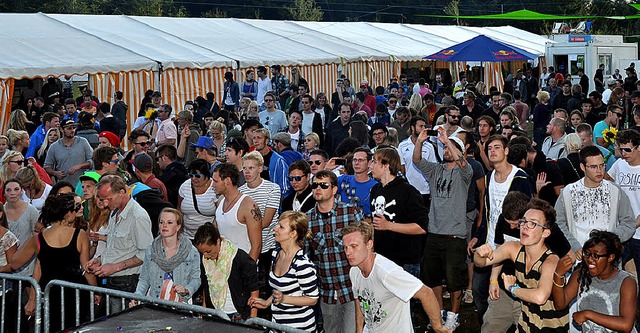 Rund 1200 Techno-Fans feierten das Sun...am Sonntag gemeinsam vor zwei  Bhnen.  | Foto: Kirsten Lux