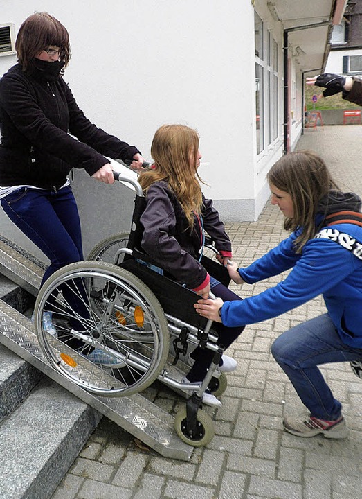 Ohne Helfer wäre diese Rollstuhlrampe wohl nicht zu bewältigen.  | Foto: Privat