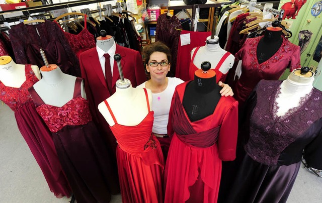 Damengewandmeisterin Christa Wagner zw... extra geschneiderten roten Kleidern.   | Foto: ingo schneider