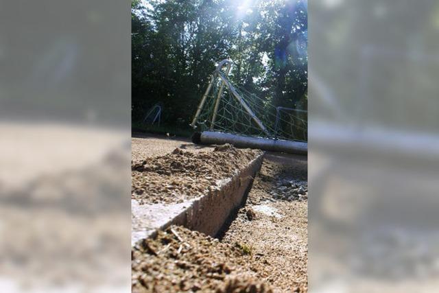 Der Kunstrasenplatz soll im September fertig sein