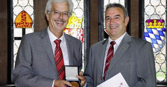 Die Sportverdienstmedaille der Stadt ...em PSV-Vorsitzenden Harald Baldinger.   | Foto: Thomas Kunz