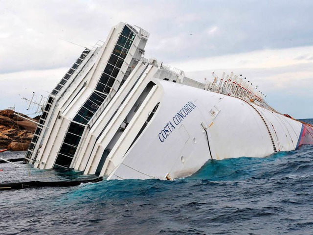 Beim Untergang der Costa Concordia ging der Kapitn als erstes von Bord.  | Foto: dpa