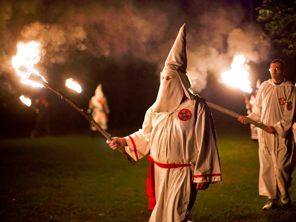 KKK-Mitglieder bei einer Zeremonie. (Archivbild)  | Foto: dpa