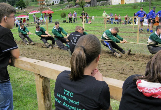 Seil auf! Pull!:  Hier gibt der Tauzie...vom Verein fiebern am Seitenrand mit.   | Foto: Gnter Bank