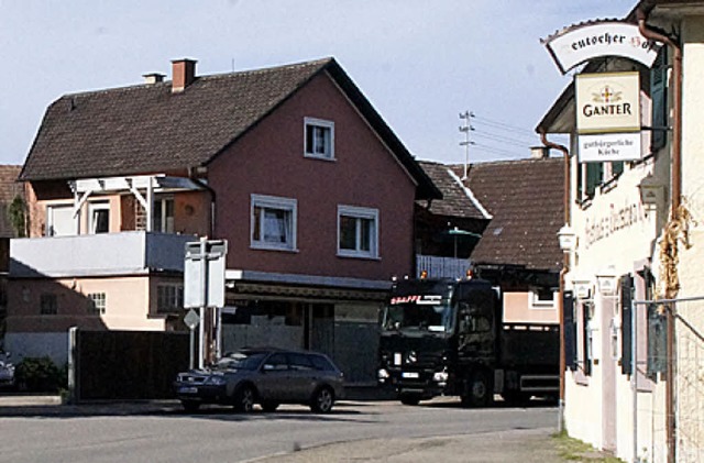 Das Gasthaus  (rechts) ist zu, im Haus...hft will ein Schnellimbiss einziehen.  | Foto: Hge