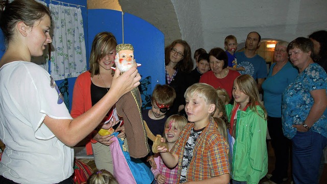 Die Kinder gefiel der Blick hinter die...des Kasperletheaters im Klosterkeller.  | Foto: Binner-Schwarz