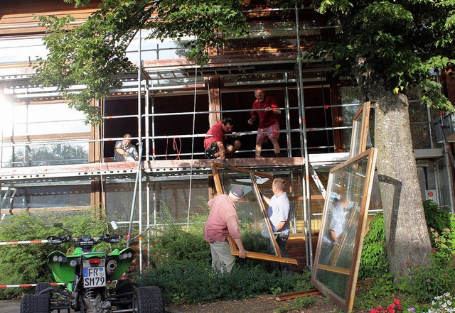 Wer will fleissige Handwerker sehn ......t dem Ausbau der Glasfassade begonnen.  | Foto: Christa Maier