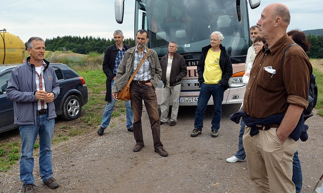 Landwirt Philipp Kppeler (links) info...iert ber seine Biogasanlage in Boll.   | Foto: Juliane Khnemund