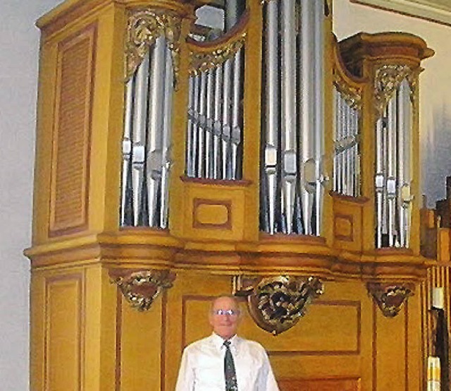 Pfarrer im Ruhestand Kolbe vor der Org...Martinskirche, die modernisiert wird.   | Foto: Kanmacher