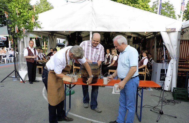 Brgermeister Oliver  Rein, Alexander ...inger Bockbierfest das erste  Fass an.  | Foto: christine weirich