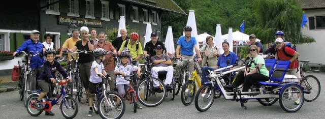 Barrierefrei bewegen: Radtourteilnehmer vor dem  Hofgut Himmelreich   | Foto: Monika Rombach