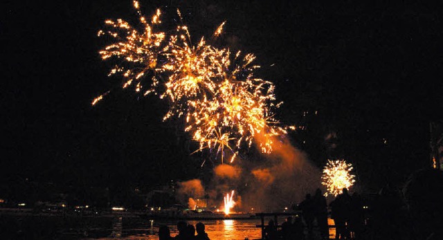 Das Feuerwerk tauchte den Rhein in Farben.   | Foto: Matthieu Hoffstetter